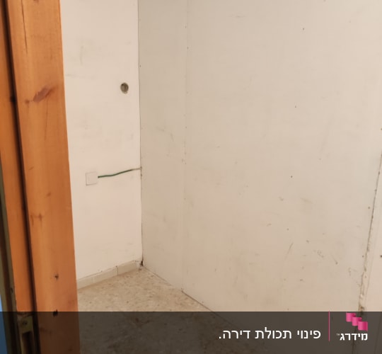 קיר לבן עם חור קטן ורצפה מלוכלכת
